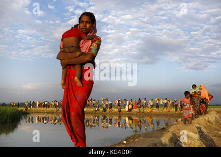 2 novembre 2017 - 02 novembre 2017 Cox's Bazar, Bangladesh '"' dopo aver attraversato il fiume Naf rifugiati rohingya a piedi per iscritto il Bangladesh area di confine a anjumanpara in coxsbazar, Bangladesh. Secondo l' Alto commissariato per i rifugiati Rohingyas 607,000 rifugiati sono fuggiti dal Myanmar Stato di Rakhine violenza dal 25 agosto 2017, la maggior parte cercando di attraversare la frontiera e raggiungere il Bangladesh. Credito: k m asad/zuma filo/alamy live news Foto Stock