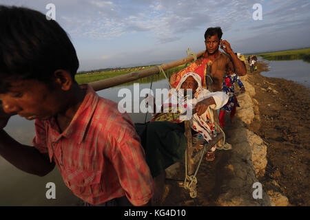 2 novembre 2017 - 02 novembre 2017 Cox's Bazar, Bangladesh '"' rohingya uomo dei rifugiati portano i loro malati moher per iscritto il Bangladesh dal Myanmar Stato di Rakhine a anjumanpara in coxsbazar, Bangladesh. Secondo l' Alto commissariato per i rifugiati Rohingyas 607,000 rifugiati sono fuggiti dal Myanmar Stato di Rakhine violenza dal 25 agosto 2017, la maggior parte cercando di attraversare la frontiera e raggiungere il Bangladesh. Credito: k m asad/zuma filo/alamy live news Foto Stock