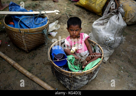 2 novembre 2017 - 02 novembre 2017 Cox's Bazar, Bangladesh '"' rohingya ragazza di rifugiato in un cestello di attendere per iscritto il Bangladesh dal Myanmar Stato di Rakhine a anjumanpara in coxsbazar, Bangladesh. Secondo l' Alto commissariato per i rifugiati Rohingyas 607,000 rifugiati sono fuggiti dal Myanmar Stato di Rakhine violenza dal 25 agosto 2017, la maggior parte cercando di attraversare la frontiera e raggiungere il Bangladesh. Credito: k m asad/zuma filo/alamy live news Foto Stock