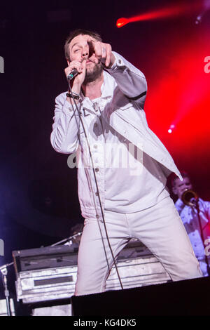 Milano Italia. 03 novembre 2017. La band inglese Kasabian suona dal vivo sul palco al Mediolanum Forum durante il 'Accidenti Tour' Credito: Rodolfo Sassano/Alamy Live News Foto Stock