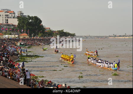 Phnom Penh Cambogia. 3 Novembre, 2017. Phnom Penh celebra Bon Om Touk, il cambogiano Festival dell'acqua, w/ dragon boat racing sul fiume Tonle Sap. Credito: Kraig Lieb / Alamy Live News Foto Stock