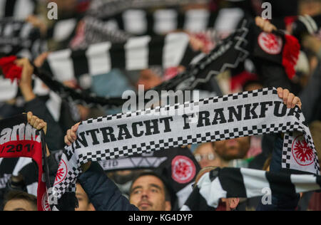 Francoforte, Germania. 3 novembre, 2017. ventole con bandiere club eintracht frankfurt - SV Werder Bremen 2-1 della lega calcio tedesca corrispondono a Francoforte, Novembre 03, 2017, stagione 2017/2018 © Peter schatz / alamy live news Foto Stock