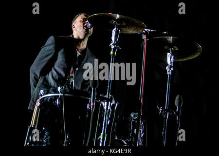 Milano, Italia. 03 nov, 2017. uk schiavi banda suona dal vivo al Mediolanum Forum di Milano, Italia, il 03 novembre 2017 credit: mairo cinquetti/alamy live news Foto Stock