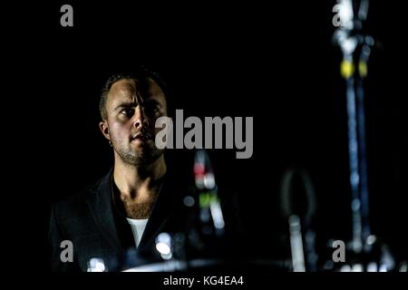 Milano, Italia. 03 nov, 2017. uk schiavi banda suona dal vivo al Mediolanum Forum di Milano, Italia, il 03 novembre 2017 credit: mairo cinquetti/alamy live news Foto Stock