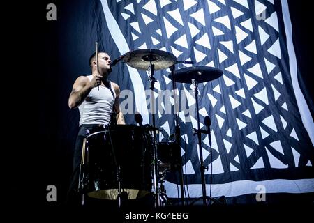 Milano, Italia. 03 nov, 2017. uk schiavi banda suona dal vivo al Mediolanum Forum di Milano, Italia, il 03 novembre 2017 credit: mairo cinquetti/alamy live news Foto Stock