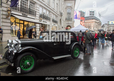 Londra, Regno Unito. 4th novembre 2017. Grandi folle assistono al salone dei motori Regents Street con auto d'epoca in mostra davanti al raduno Bonhams London to Brighton Credit: amer Ghazzal/Alamy Live News Foto Stock