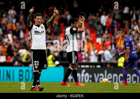 Valencia, Spagna. 4 novembre 2017. Santi mina (L) reagisce dopo la partita spagnola di la Liga tra Valencia CF e CD Leganes allo stadio Mestalla il 4 novembre 2017. Crediti: Gtres Información más Comuniación on line, S.L./Alamy Live News Foto Stock