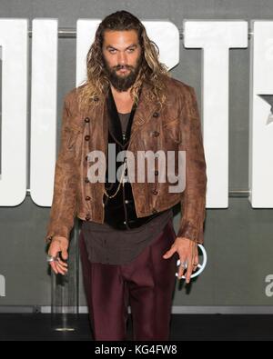 Londra, Regno Unito. 04th Nov 2017. Jason Momoa partecipa alla fotocall della JUSTICE LEAGUE. Londra, Inghilterra, Regno Unito. Credit: dpa Picture Alliance/Alamy Live News Foto Stock