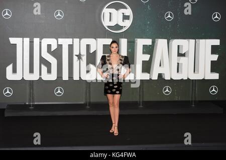 Londra, Regno Unito. 4 novembre 2017. Gal Gadot partecipa a una chiamata fotografica della JUSTICE LEAGUE. Londra, Inghilterra, Regno Unito. Credito: dpa Picture Alliance/Alamy Live News Foto Stock