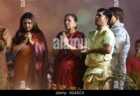 Varanasi, Uttar Pradesh, India. 4 Nov 2017. Varanasi: L'ex ministro capo del gujrat Anandi Bahen esegue Maha Aarti in occasione del festival Dev Deepawali a Dashashwamegh Ghat a Varanasi il 04-11-2017. Credit: ZUMA Press, Inc./Alamy Live News Foto Stock