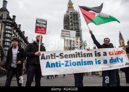 Londra Regno Unito. Il 4 novembre 2017. centinaia di manifestanti hanno marciato attraverso il centro di Londra a piazza del Parlamento alla campagna per la giustizia e la libertà per il popolo palestinese in occasione del centenario della nascita della Dichiarazione Balfour rilasciato dal governo britannico durante la prima guerra mondiale che annuncia il supporto per la creazione di una "Casa nazionale per il popolo ebraico' in Palestina credito: amer ghazzal/alamy live news Foto Stock