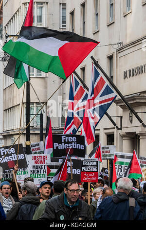 Londra, Regno Unito. 04 Nov, 2017. Palestina nazionali marzo e Rally - Giustizia Ora: fare la cosa giusta per la Palestina. Come il centenario della Dichiarazione Balfour ha appena superato il 2 novembre. Ha affrontato la folla a Grosvenor Square (dall'AMBASCIATA DEGLI STATI UNITI) prima del marzo attraverso il centro di Londra (via Piccadilly Circus e Trafalgar Square). Questo è stato seguito da un rally in piazza del Parlamento, dove nuovamente gli altoparlanti ha affrontato la folla. Credito: Guy Bell/Alamy Live News Foto Stock