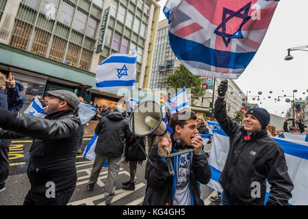Londra, Regno Unito. 04 Nov, 2017. Il mese di marzo è interrotta da una protesta israeliane e i gruppi sono separati y un cordone di polizia - Nazionale Palestina Marzo e Rally - Giustizia Ora: fare la cosa giusta per la Palestina. Come il centenario della Dichiarazione Balfour ha appena superato il 2 novembre. Ha affrontato la folla a Grosvenor Square (dall'AMBASCIATA DEGLI STATI UNITI) prima del marzo attraverso il centro di Londra (via Piccadilly Circus e Trafalgar Square). Questo è stato seguito da un rally in piazza del Parlamento, dove nuovamente gli altoparlanti ha affrontato la folla. Credito: Guy Bell/Alamy Live News Foto Stock