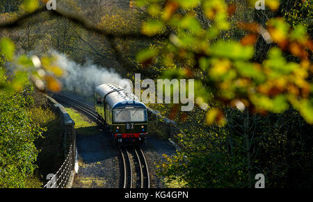 La east lancashire railway festeggiare il lancio in servizio della classe cravens 105 unità a una speciale dmu gala. I treni sono visto qui andando attraverso il pittoresco villaggio di summerseat vicino a BURY, greater manchester. A seguito di un esteso 21 anno di restauro, la classe cravens 105 unità correva nel servizio passeggeri per la prima volta e i visitatori sono stati in grado di guidare e portare via un certificato commemorativo. Altre attrazioni compresa la prima visita lontano dalla sua casa base di Llangollen Railway ormai unico wickham costruito classe 109 unità, seguendo la propria 10 anno di restauro, e il primo Foto Stock