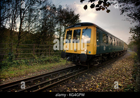 La east lancashire railway festeggiare il lancio in servizio della classe cravens 105 unità a una speciale dmu gala. I treni sono visto qui andando attraverso il pittoresco villaggio di summerseat vicino a BURY, greater manchester. A seguito di un esteso 21 anno di restauro, la classe cravens 105 unità correva nel servizio passeggeri per la prima volta e i visitatori sono stati in grado di guidare e portare via un certificato commemorativo. Altre attrazioni compresa la prima visita lontano dalla sua casa base di Llangollen Railway ormai unico wickham costruito classe 109 unità, seguendo la propria 10 anno di restauro, e il primo Foto Stock