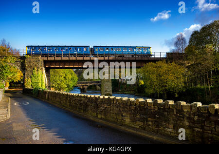 La east lancashire railway festeggiare il lancio in servizio della classe cravens 105 unità a una speciale dmu gala. I treni sono visto qui andando attraverso il pittoresco villaggio di summerseat vicino a BURY, greater manchester. A seguito di un esteso 21 anno di restauro, la classe cravens 105 unità correva nel servizio passeggeri per la prima volta e i visitatori sono stati in grado di guidare e portare via un certificato commemorativo. Altre attrazioni compresa la prima visita lontano dalla sua casa base di Llangollen Railway ormai unico wickham costruito classe 109 unità, seguendo la propria 10 anno di restauro, e il primo Foto Stock