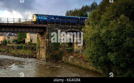 La east lancashire railway festeggiare il lancio in servizio della classe cravens 105 unità a una speciale dmu gala. I treni sono visto qui andando attraverso il pittoresco villaggio di summerseat vicino a BURY, greater manchester. A seguito di un esteso 21 anno di restauro, la classe cravens 105 unità correva nel servizio passeggeri per la prima volta e i visitatori sono stati in grado di guidare e portare via un certificato commemorativo. Altre attrazioni compresa la prima visita lontano dalla sua casa base di Llangollen Railway ormai unico wickham costruito classe 109 unità, seguendo la propria 10 anno di restauro, e il primo Foto Stock