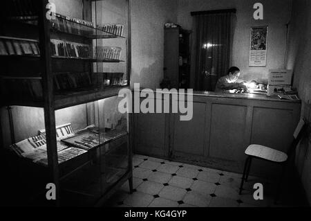 Antonio Gonzalez lavora presso il suo laboratorio di orologi estinti nella via ospedaliera di Barcellona, Spagna. Data: 10/06/2005. Foto: Xabier Mikel Laburu. Antonio proviene da un background familiare di orologiai, nel 1977 ha acquistato il trasferimento di questa piccola officina da un altro proprietario che stava ritirando. È riuscito a mantenere l'officina funzionante nonostante i cambiamenti di mercato per quanto riguarda gli orologi elettronici e simili, ma pochi mesi dopo decide di ritirarsi a causa di problemi di salute. Foto Stock