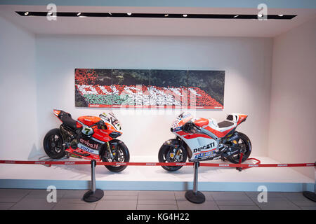 Motocicli sul display principale in Ducati museum, Bologna, Italia. Foto Stock