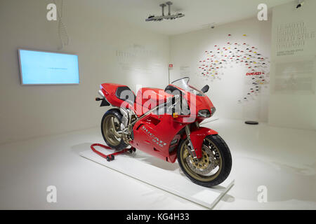 Ducati classic 916 motociclo sul display principale in Ducati museum, Bologna, Italia. Foto Stock