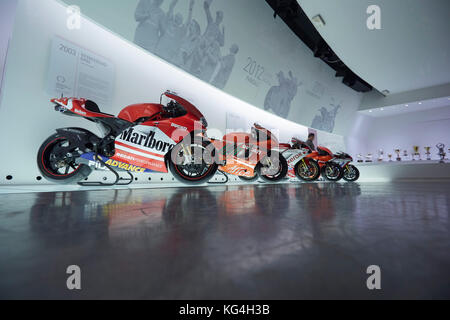 Loris Capirossi la Ducati Desmosedici GP03 moto sul display principale in Ducati museum, Bologna, Italia. Foto Stock