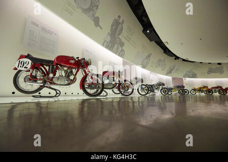 Motocicli sul display principale in Ducati museum, Bologna, Italia. Foto Stock