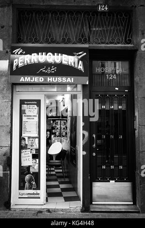 Un barbiere straniero occupa ora il posto del laboratorio di orologi Gonzalez di Antonio nella via ospedaliera di Barcellona, Spagna. Data: 19/05/2014. Foto: Xabier Mikel Laburu. Antonio proveniva da un background familiare di orologiai, nel 1977 acquistò il trasferimento di questa piccola officina da un altro proprietario che stava ritirando. Riuscì a mantenere l'officina funzionante nonostante i cambiamenti di mercato relativi agli orologi elettronici e simili, ma nel 2005 decise di ritirarsi a causa di problemi di salute. Foto Stock