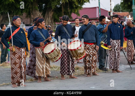 Guardie cerimoniali del sultano in sarong di fronte al Palazzo del Sultano (Keraton), Yogyakarta, Indonesia Foto Stock