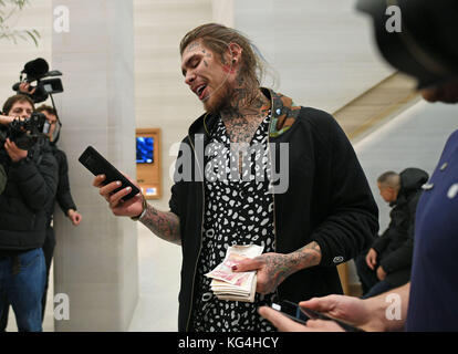 Marco Pierre White Jr in contanti mentre si dirige all'Apple Store su Regent Street, Londra, per acquistare un nuovo iPhone X. Foto Stock