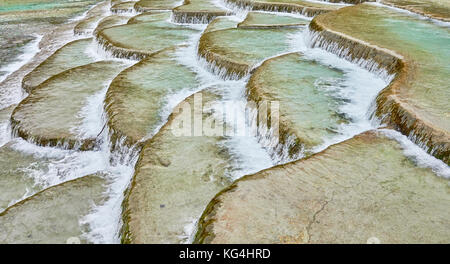 Acqua Bianca terrazzi fluviali in Blue Moon Valley, jade dragon snow mountain, lijiang, Cina. Foto Stock