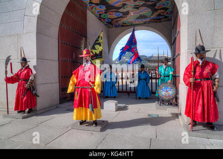 Palazzo di guardia in tradizionali abiti coreani in palazzo Gyeongbokgung, Seoul, Corea Foto Stock