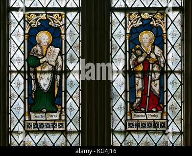 San Pietro e San Paolo in vetro colorato, St. Margaret's Church, Scott Acton, Shropshire, Inghilterra, Regno Unito Foto Stock