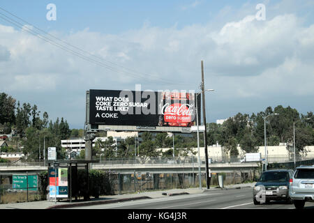 "Come ha il gusto di Coca Cola Zero Sugar?" 'A coke' Coca Cola pubblicizzando cartelloni vicino alla superstrada in una strada a Los Angeles California KATHY DEWITT Foto Stock