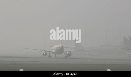 Gli aerei sono appena visibili nella nebbia al Terminal 5 dell'aeroporto di Heathrow dopo Londra e il sud-est ha avuto un avvertimento giallo MET Office di nebbia emesso ieri notte. Foto Stock