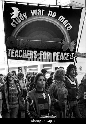 Gli insegnanti contro Cruise & Trident marciando a CND protestare contro Cruise & missili Trident attraverso cenral london nel mese di ottobre 1984 Foto Stock