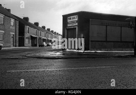 Shildon nella Contea di Durham 1986s. Una volta che una città conosciuta come 'la culla delle ferrovie". Nel 1984 il railworks collaped e lasciato una comunità di disoccupazione e il declino economico per il prossimo decennio. Foto Stock