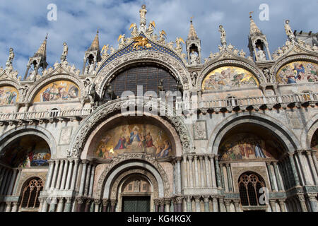 Città di Venezia Italia. Vista pittoresca sulla façade facciata esterna occidentale della Basilica di San Marco. Foto Stock