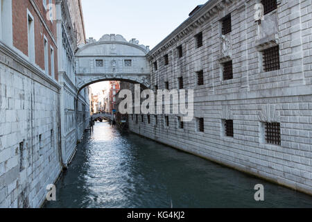 Città di Venezia Italia. una vista pittoresca del ponte dei sospiri sul rio di canonica canal. Foto Stock