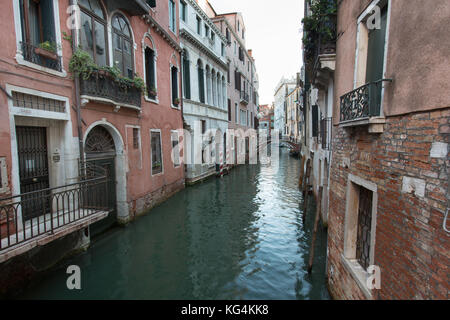 Città di Venezia Italia. una vista pittoresca del canale tra la calle al ponte santonio e ponte de la fava ponti. Foto Stock