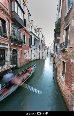 Città di Venezia Italia. una vista pittoresca del canale tra la calle al ponte santonio e ponte de la fava ponti. Foto Stock