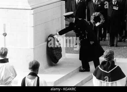 Il principe Carlo, il principe del Galles, colloca la prima corona al Cenotafio nella domenica della memoria per conto della regina Elisabetta II, che è in visita di Stato in Kenya. È la prima volta che il principe Carlo si è messo in piedi per la Regina al servizio. Foto Stock
