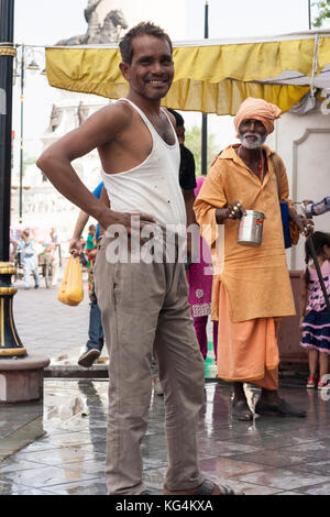 Due uomini stavano in piedi in strada, Amritsar e India Foto Stock