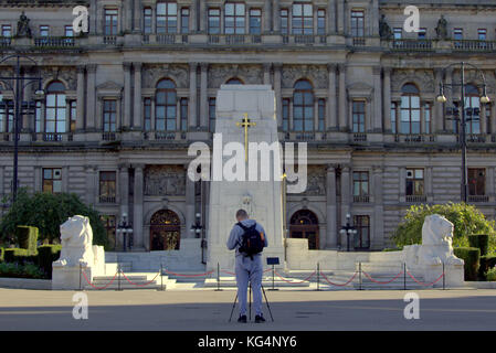 Il cenotafio in george square visto da dietro il fotografo visto da dietro Foto Stock