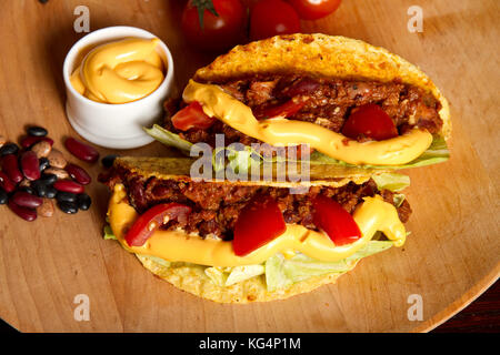 Tacos sul piatto di legno Foto Stock