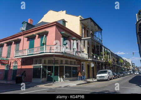 Vecchia casa coloniale con elementi in ferro battuto gallerie per le strade del quartiere francese decorato per il Mardi Gras in New Orleans, Louisiana Foto Stock