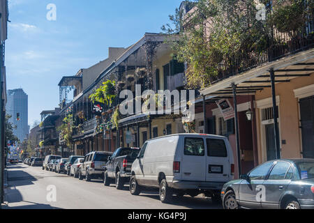 Vecchia casa coloniale con elementi in ferro battuto gallerie per le strade del quartiere francese decorato per il Mardi Gras in New Orleans, Louisiana Foto Stock