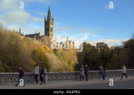 Università di Glasgow vista vista Kelvingrove Park in autunno e il fiume kelvin vista dal ponte di partick Foto Stock