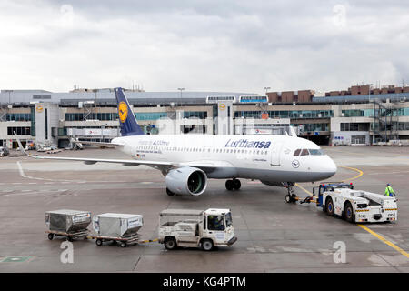 Francoforte, Germania - Ott 10, 2017: Airbus A320 neo presso la pista dell'aeroporto internazionale di Francoforte Foto Stock