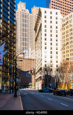 Atlanta, Georgia, Stati Uniti d'America - 29 dicembre 2016: vista dei grattacieli sulla Peachtree Street ne nel centro cittadino nella giornata di sole Foto Stock