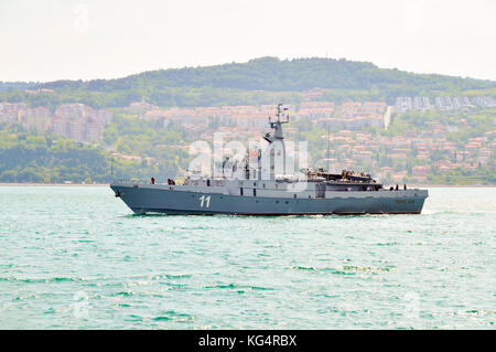 Portoroz, Slovenia - 27 maggio 2011: sloveno forze armate nave della marina americana triglav di pattuglia nella baia di Pirano. La motovedetta è il russo costruito svetlyak cl Foto Stock